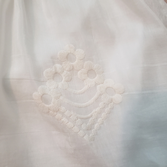 🆕️ BCBGMAXAZRIA Scalloped Embroidery Top Size S - Picture 9 of 15